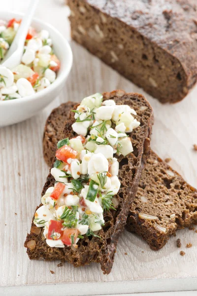 Rye bread with cheese and vegetables, top view — Stock Photo, Image