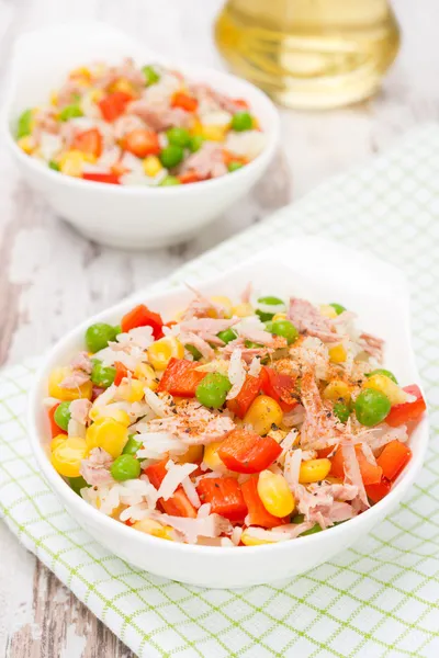 Sallad med majs, gröna ärtor, ris, paprika och tonfisk — Stockfoto