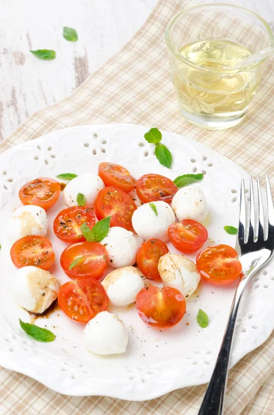 Sallad av mini mozzarella, körsbärstomater, färsk basilika — Stockfoto