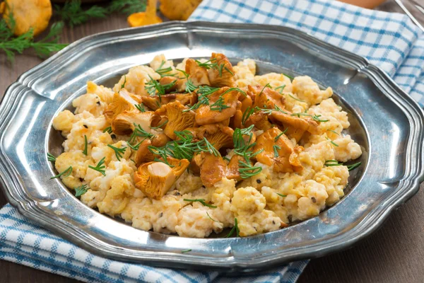 Scrambled eggs with chanterelles and herbs, close-up — Stock Photo, Image