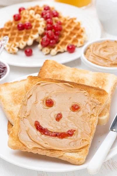 Tostadas con mantequilla de maní y el dibujo de mermelada — Foto de Stock