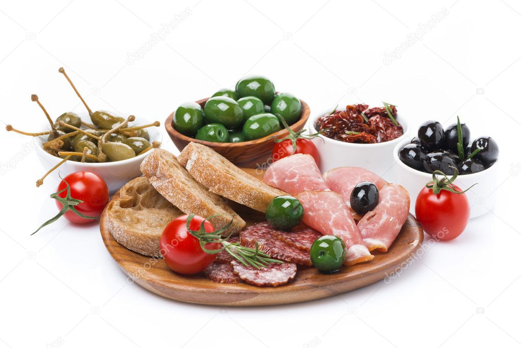 Charcuteries, cornichons et olives sur une planche de bois, isolée