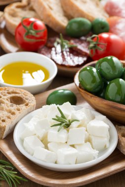 antipasti tabağı - taze beyaz peynir, deli et, zeytin