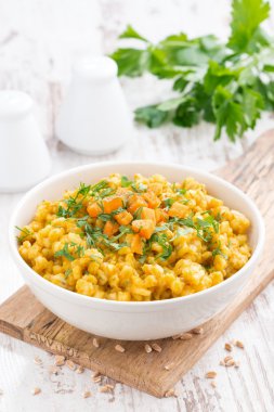 arpa yulaf lapası kabak ve Yeşiller, dikey