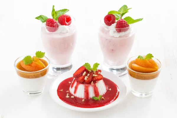 Асортимент десертів з вершковим желе та свіжими ягодами — стокове фото