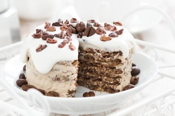 Chocolate coffee cake with icing decorated with cocoa beans — Stock Photo, Image