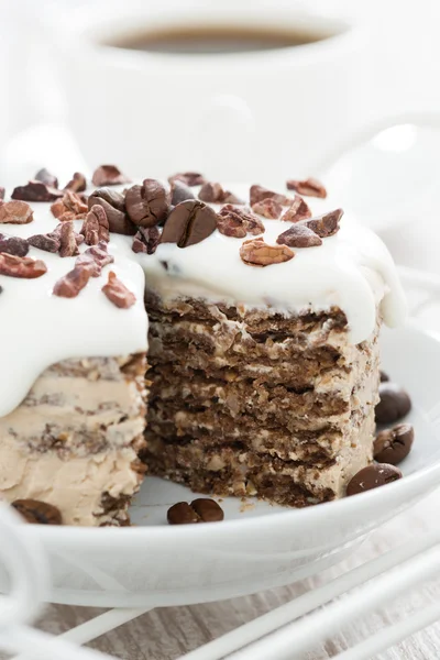 Schokoladen-Kaffee-Kuchen mit Zuckerguss dekoriert mit Kakaobohnen — Stockfoto