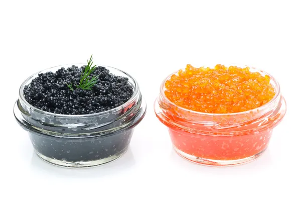 Roter und schwarzer Kaviar in Glasgefäßen isoliert auf weißem Hintergrund — Stockfoto