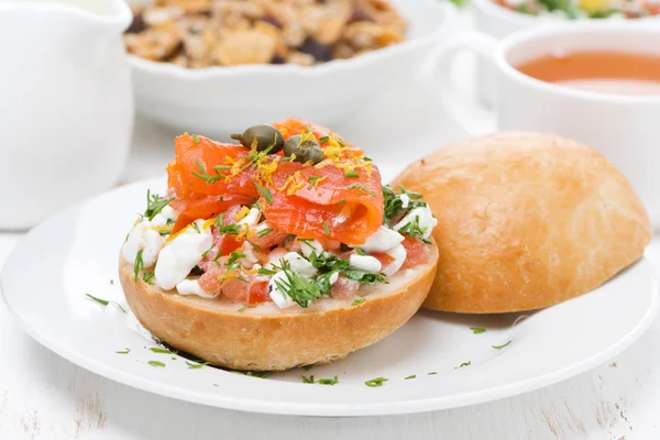 Sandwich with cottage cheese, tomato and salmon for breakfast — Stock Photo, Image