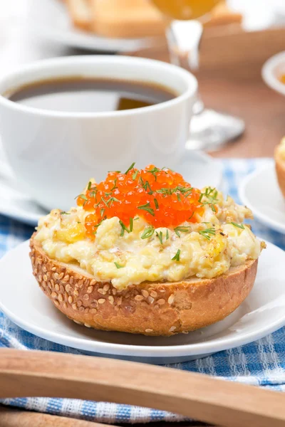 Scramble eggs with red caviar on a wheat bun for breakfast — Stock Photo, Image