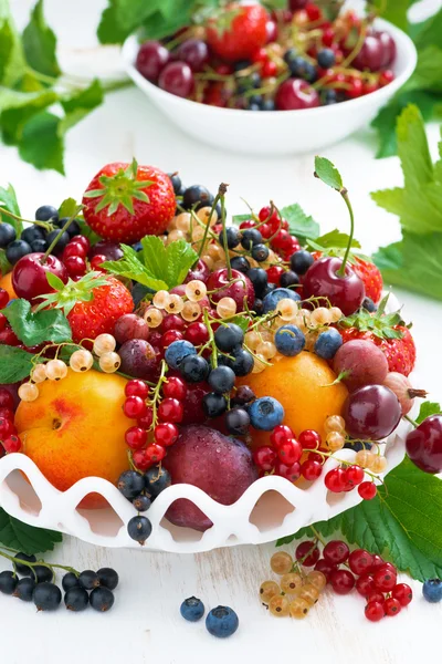 Prato com frutas frescas sazonais e bagas na mesa, vertical — Fotografia de Stock