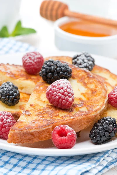 French toast with fresh berries and powdered sugar — Stock Photo, Image