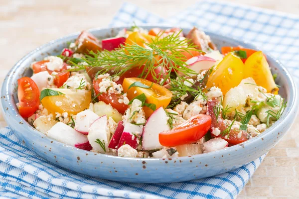 Hälsosam mat - sallad med färska grönsaker och keso — Stockfoto