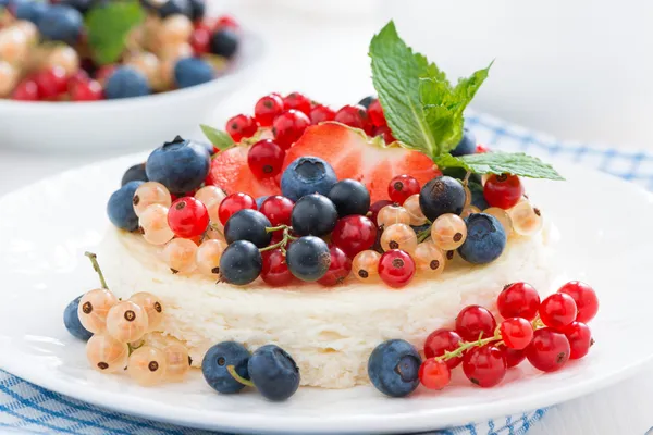 Mini cheesecake with fresh berries, close-up, selective focus — Stock Photo, Image