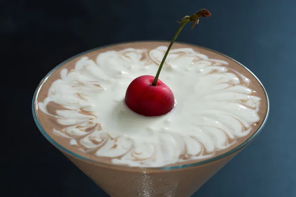 Postre de chocolate de dos capas en vasos decorados con cerezas — Foto de Stock