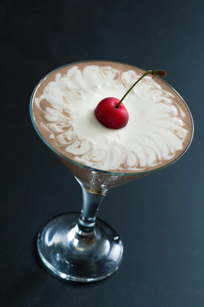 Dessert al cioccolato a due strati in bicchieri decorati con ciliegie — Foto Stock