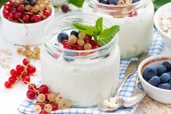 Yoghurt med bär och produkter för hälsosam frukost, närbild — Stockfoto