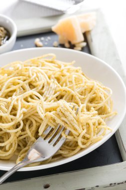 Spagetti pesto ve peynir, yakın çekim, seçici odak ile