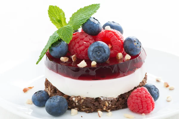 Смачний торт з фруктовим желе, горіхами та свіжими ягодами — стокове фото