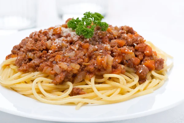 Спагетті Болоньєзе на білій тарілці, крупним планом — стокове фото