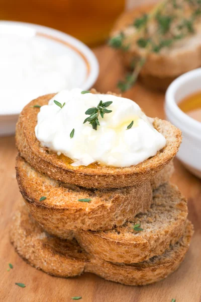 Toasts with goat cheese, honey and thyme — Stock Photo, Image