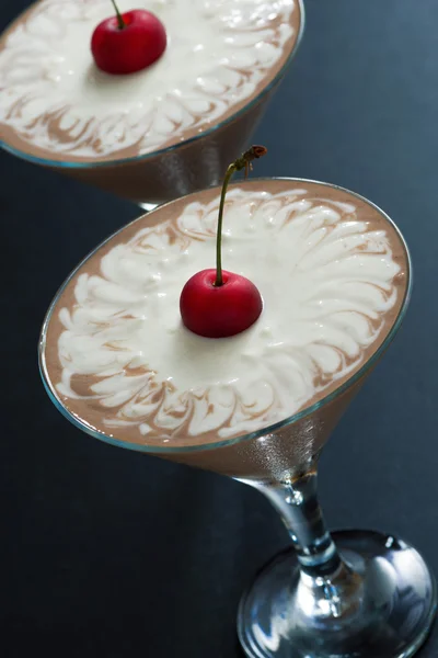 Postre de chocolate de dos capas decorado con cerezas, vertical —  Fotos de Stock