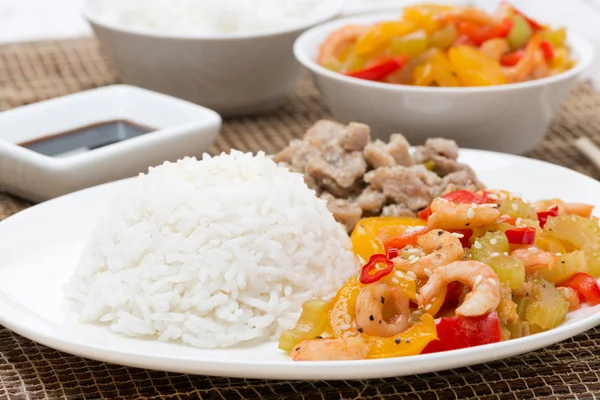 Arroz branco, frango e legumes com camarão no prato — Fotografia de Stock