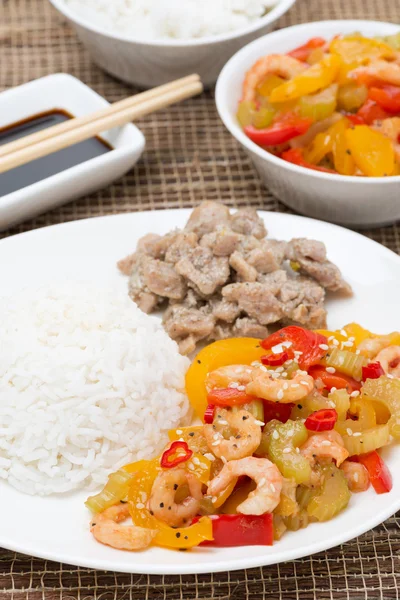 Nasi putih, ayam dan sayuran dengan udang, vertikal — Stok Foto