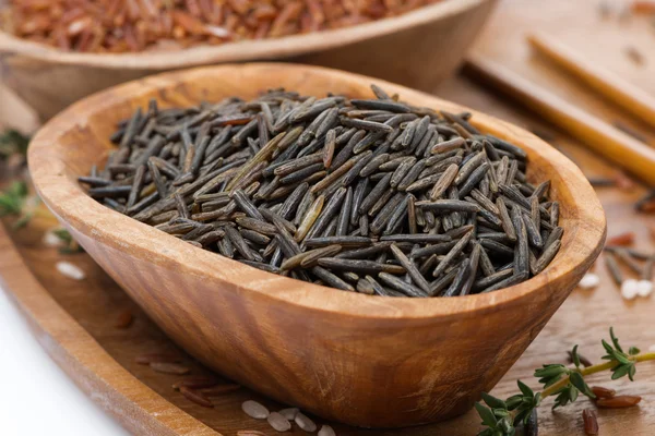 Wild rice in a wooden bowl, close-up — Stock Photo, Image