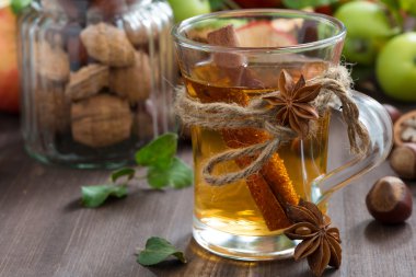 elma baharat bir cam bardak ile yakın çekim