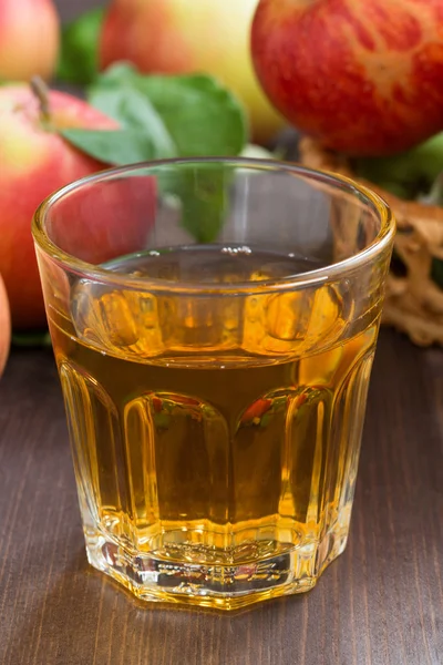 Яблочный сидр или сок в стакане, вертикальный, крупный план — стоковое фото