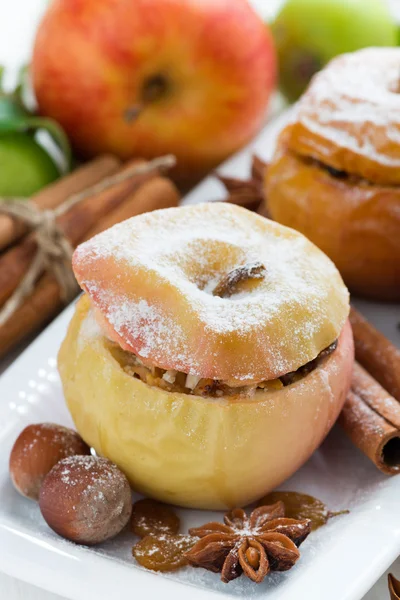 Bakade äpplen fyllda med torkad frukt, nötter och keso — Stockfoto