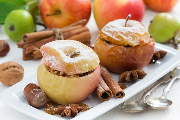 Manzanas al horno rellenas de frutos secos, nueces y requesón —  Fotos de Stock