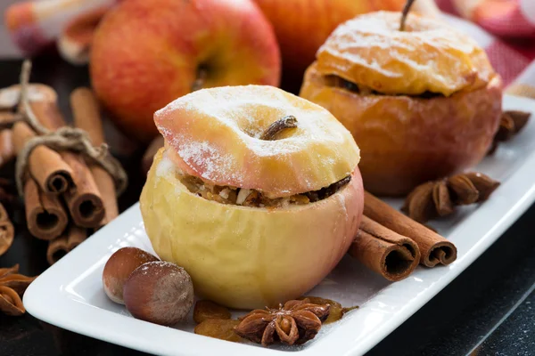 Ψητά γεμιστά μήλα σε ένα πιάτο — Φωτογραφία Αρχείου