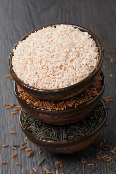 Różowy, dziki i czerwony ryż w misce ceramiczne — Zdjęcie stockowe