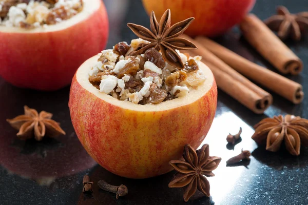 Preparado para hornear manzanas rellenas sobre un fondo negro — Foto de Stock