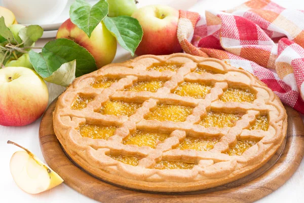 Torta de maçã redonda em um fundo de madeira branco — Fotografia de Stock