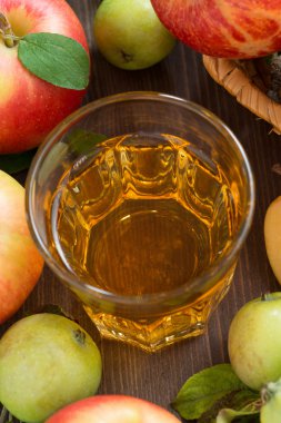 sonbahar içki - elma suyu veya meyve suyu bir bardak, üstten görünüm