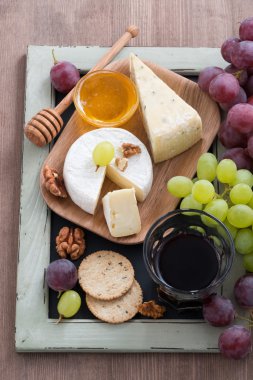 -peynir, taze üzüm, kraker şarap için çeşitli mezeler