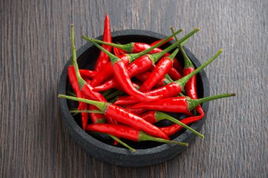 ahşap zemin üzerinde taze biber ile kase