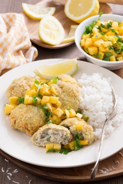 Balık köftesi mango salsa ve beyaz pirinç