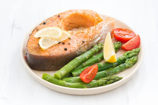 Salmone al forno con asparagi e limone — Foto Stock