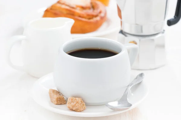 Frukost med kaffe, söt bulle och grädde, närbild — Stockfoto