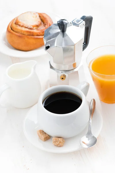 Frühstück mit Kaffee, süßen Brötchen, Sahne und Orangensaft — Stockfoto