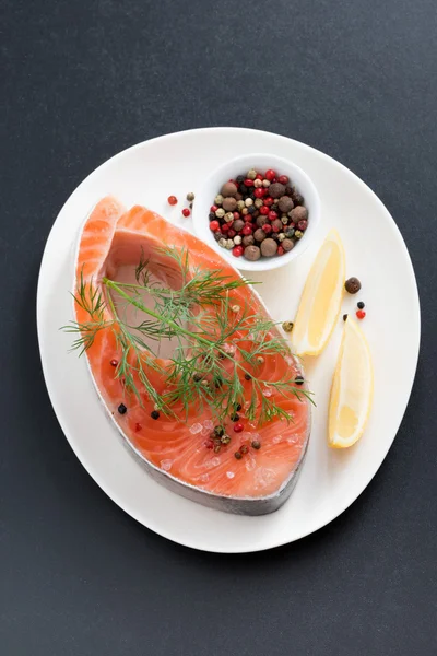 Fresh salmon steak, lemon and pepper, vertical, top view — Stock Photo, Image