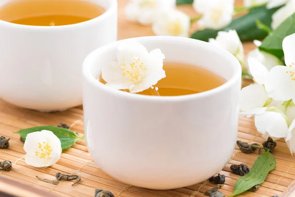 Gröna jasmine te i vita koppar, selektiv inriktning — Stockfoto