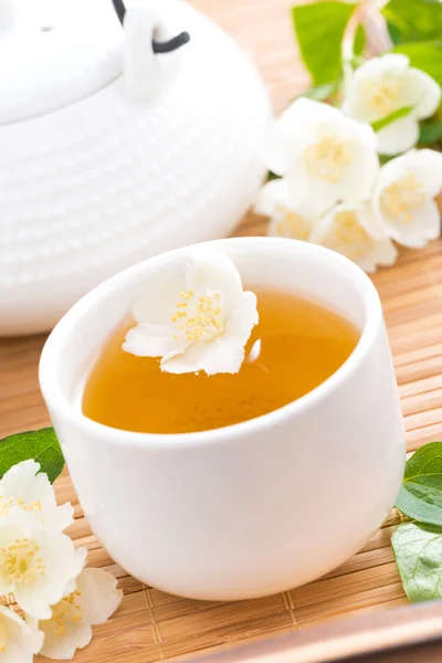 Thé au jasmin vert en tasses blanches, vertical, gros plan — Photo