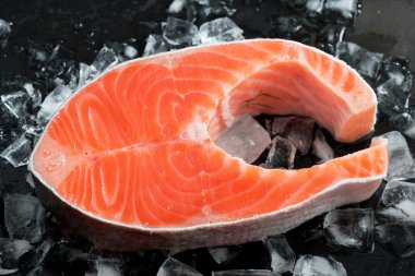 taze somon steak buz, üstten görünüm