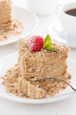 Pasta krema ile Ahududu ile dekore edilmiştir.