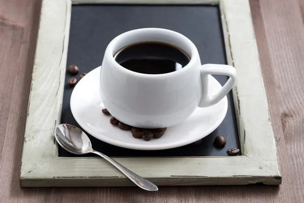 Taza de café en pizarra negra — Foto de Stock